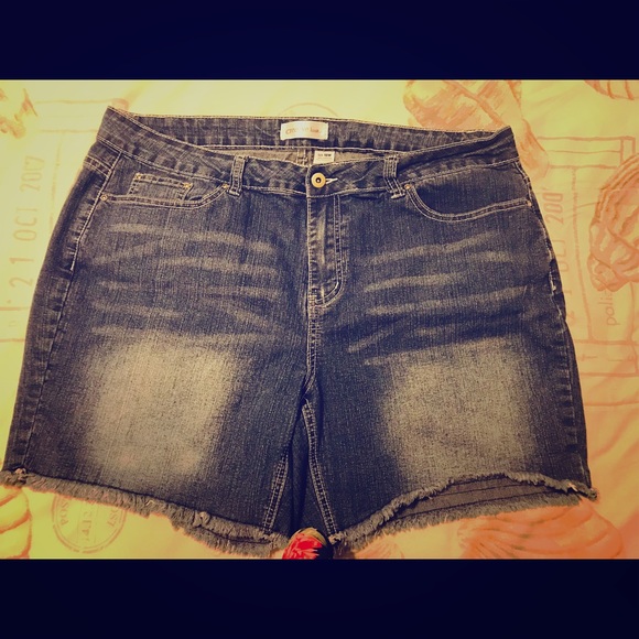 Jean Shorts - Picture 1 of 3